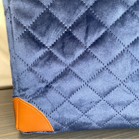 Blue velvet handbag, faux leather and blanket interior 10”x 18 - Picture 5 of 7
